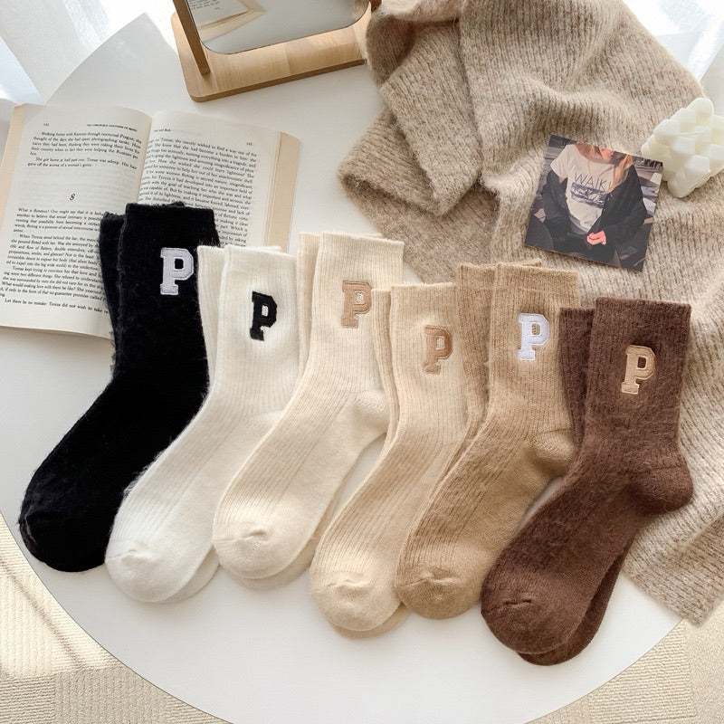 羊毛刺繡字母襪 商品展示圖 2